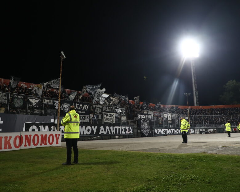 Οι οπαδοί του ΠΑΟΚ έμειναν να μαζέψουν τα σκουπίδια μετά την πορεία τους στις Σέρρες