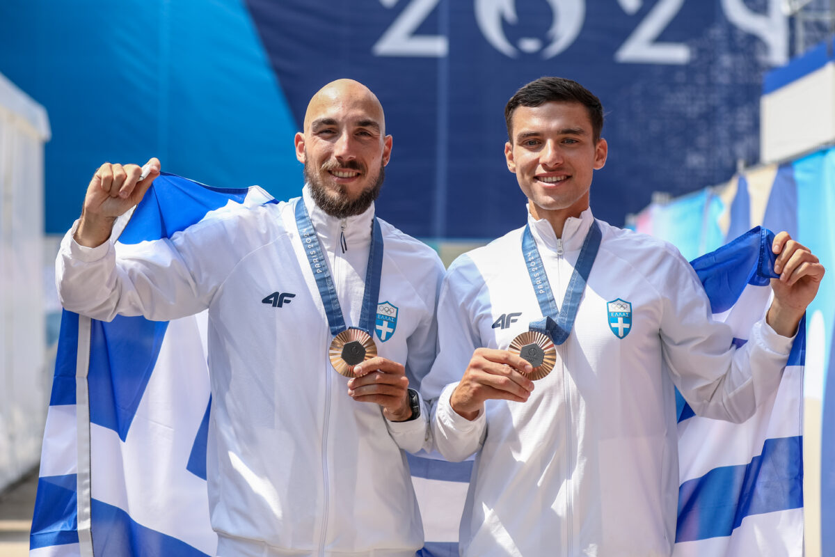 Ο Πέτρος Γκαϊδατζής (δεξιά) στο πλευρό του Αντώνη Παπακωνστανίνου (αριστερά)  (ΦΩΤΟ EUROKINISSI)