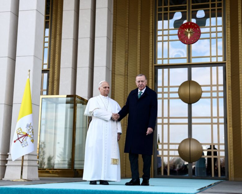 Πάπας Λέων: Live εικόνα από το ταξίδι του στην Τουρκία – Η συνάντηση με τον Ερντογάν