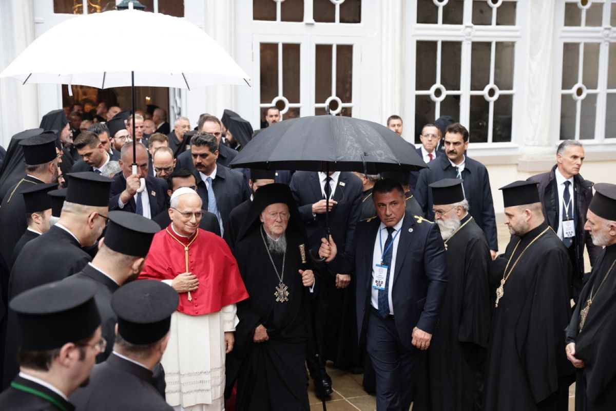 Οι δύο προκαθήμενοι των Εκκλησιών βγαίνουν από τον πατριαρχικό ναό του Αγίου Γεωργίου στο Φανάρι