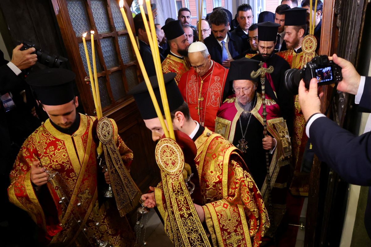 Ο Πάπας Λέων και ο Οικουμενικός Πατριάρχης Βαρθολομαίος εισέρχονται στον Πατριαρχικό Ναό του Αγίου Γεωργίου στο Φανάρι