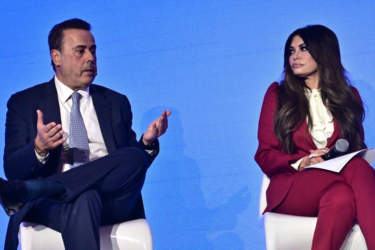 Στιγμιότυπο με την Κίμπερλι Γκίλφοϊλ και τον Σταύρο Παπασταύρου από το πρώτο Forum για την Ενέργεια και τη Βιωσιμότητα (ΚΩΣΤΑΣ ΤΖΟΥΜΑΣ