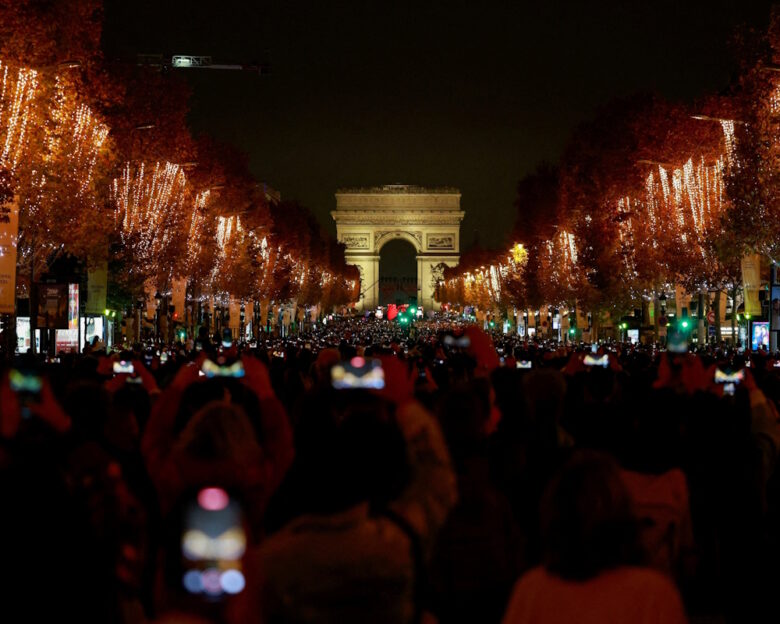 Το Παρίσι στολίστηκε για τα Χριστούγεννα – Λάμψη, μουσικές και μαγεία στην «Πόλη του Φωτός»