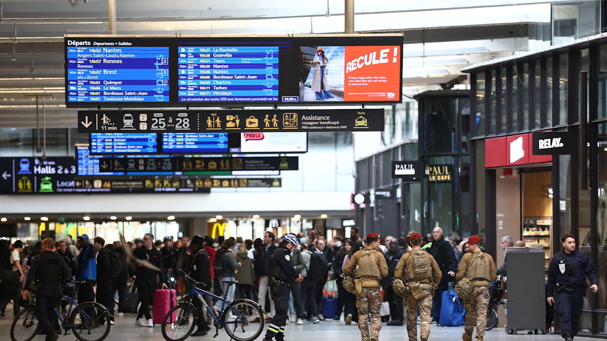 Γάλλοι αστυνομικοί και στρατιώτες ασφαλίζουν την περιοχή του σιδηροδρομικού σταθμού Gare Montparnasse κατά τη διάρκεια της εκκένωσής του στο Παρίσι