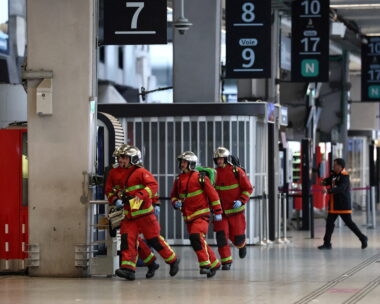 Γάλλοι πυροσβέστες τρέχουν μέσα από την αίθουσα του σιδηροδρομικού σταθμού Gare Montparnasse κατά τη διάρκεια της εκκένωσής του στο Παρίσι
