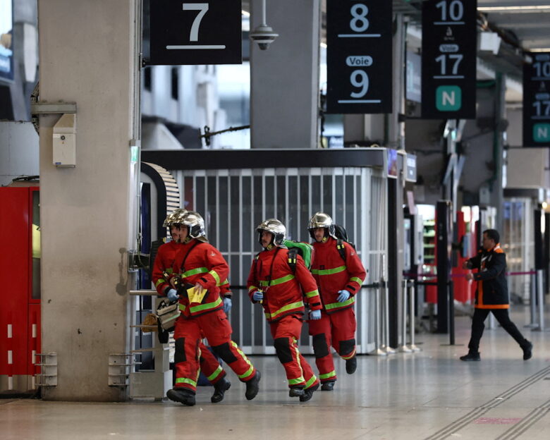 Γαλλία: Εκκενώθηκε σιδηροδρομικός σταθμός στο Παρίσι – Άνδρας απείλησε να κόψει το λαιμό της γυναίκας και του γιου του