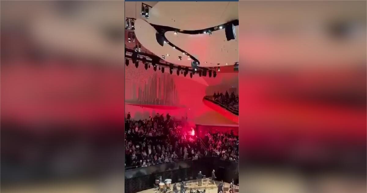 France: The concert of the Israel Philharmonic Orchestra in Paris was interrupted – Spectators lit smoke bombs and were held in arms