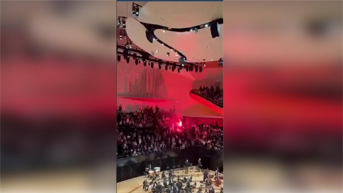 Καπνογόνα αναμμένα στην αίθουσα της Φιλαρμονικής του Παρισιού