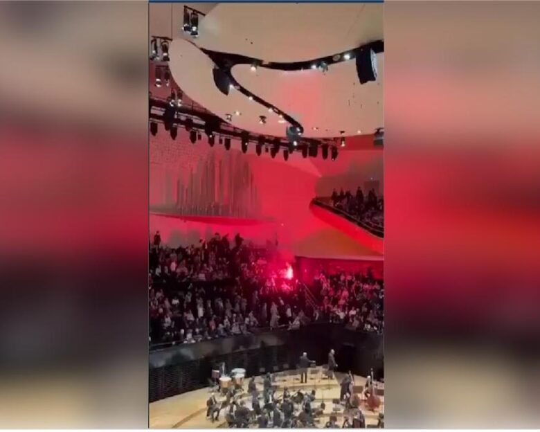 Γαλλία: Διακόπηκε η συναυλία της Φιλαρμονικής Ορχήστρας του Ισραήλ στο Παρίσι – Θεατές άναψαν καπνογόνα και πιάστηκαν στα χέρια