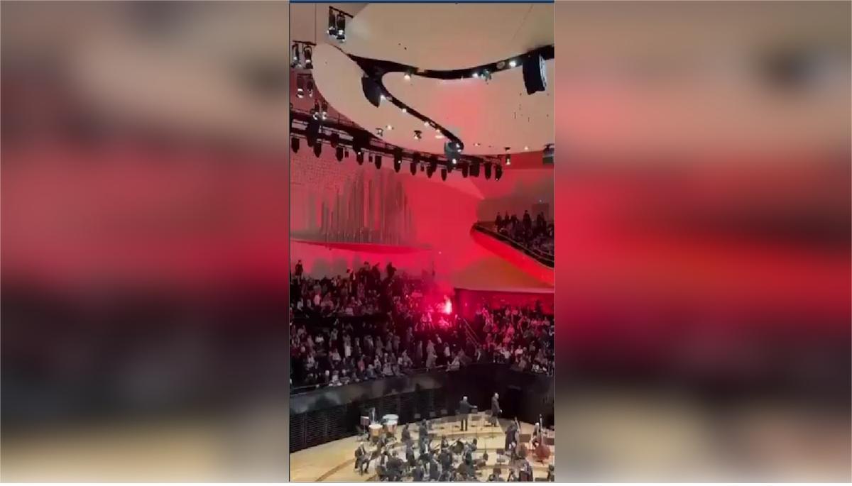 Καπνογόνα αναμμένα στην αίθουσα της Φιλαρμονικής του Παρισιού