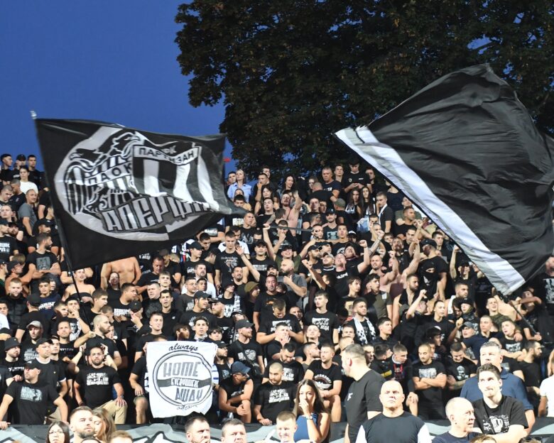 Έξαλλοι στη Φενέρμπαχτσε με πανό των οπαδών της Παρτιζάν για το θάνατο του σουλτάνου Μουράτ