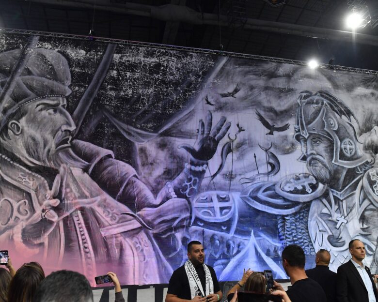 Έξαλλοι στη Φενέρμπαχτσε με πανό των οπαδών της Παρτιζάν για το θάνατο του σουλτάνου Μουράτ