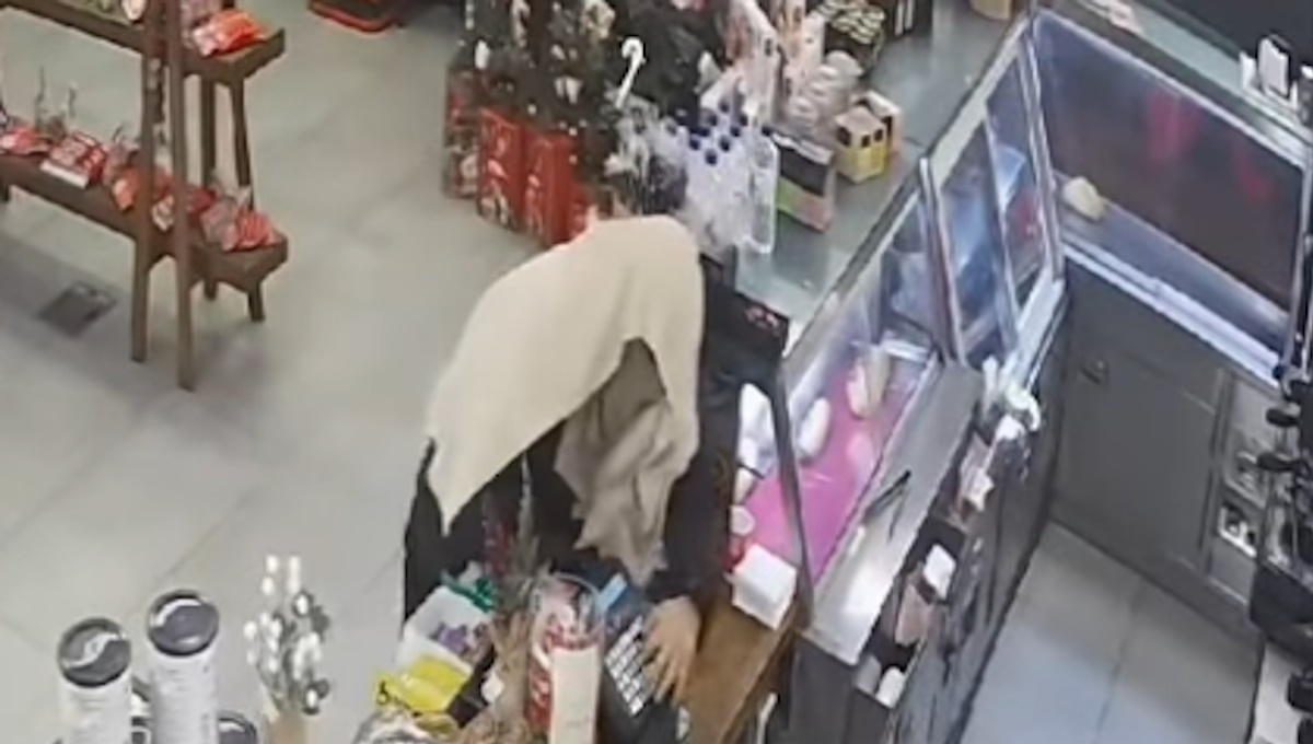 Εικόνα του ληστή με τη πετσέτα στο κεφάλι