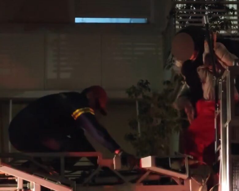 Περιστέρι: Διαμέρισμα άρπαξε φωτιά – Καρέ καρέ ο απεγκλωβισμός ηλικιωμένων