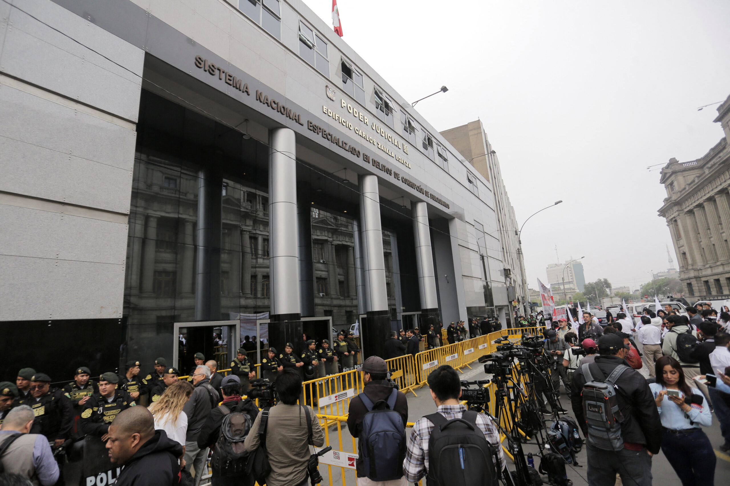 Ο πρώην πρόεδρος του Περού Μάρτιν Βιζκάρρα περιμένει την απόφαση του δικαστηρίου