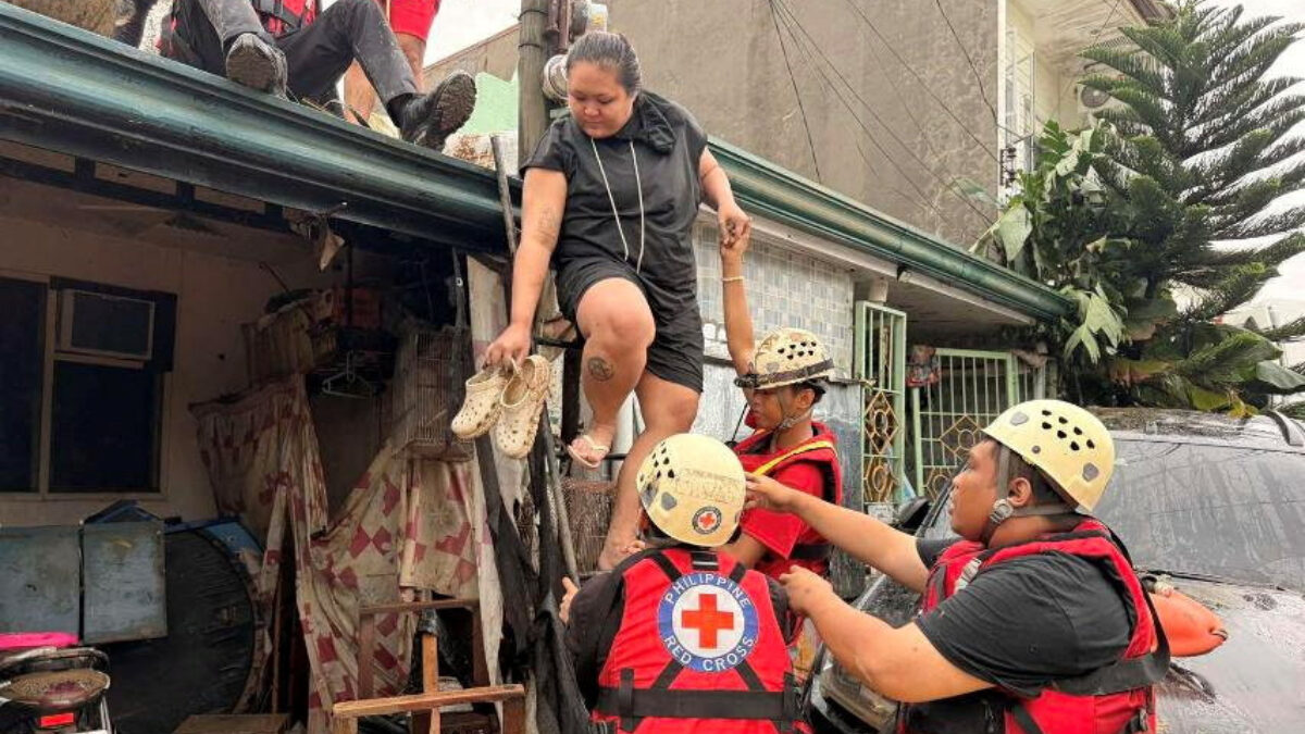 Διασώστες στις Φιλιππίνες μετά το πέρασμα του τυφώνα