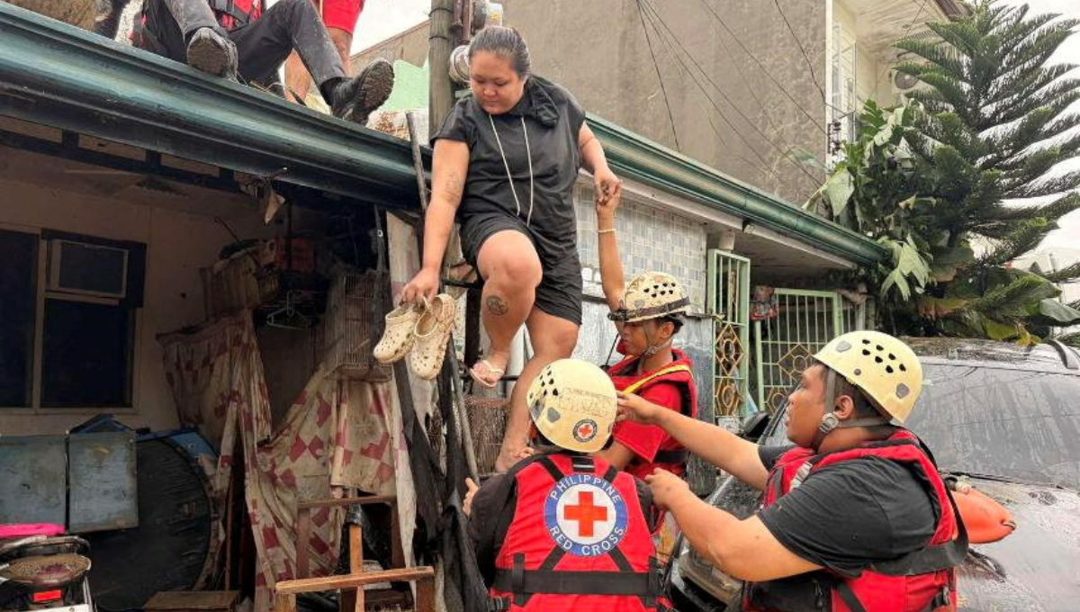 Διασώστες στις Φιλιππίνες μετά το πέρασμα του τυφώνα