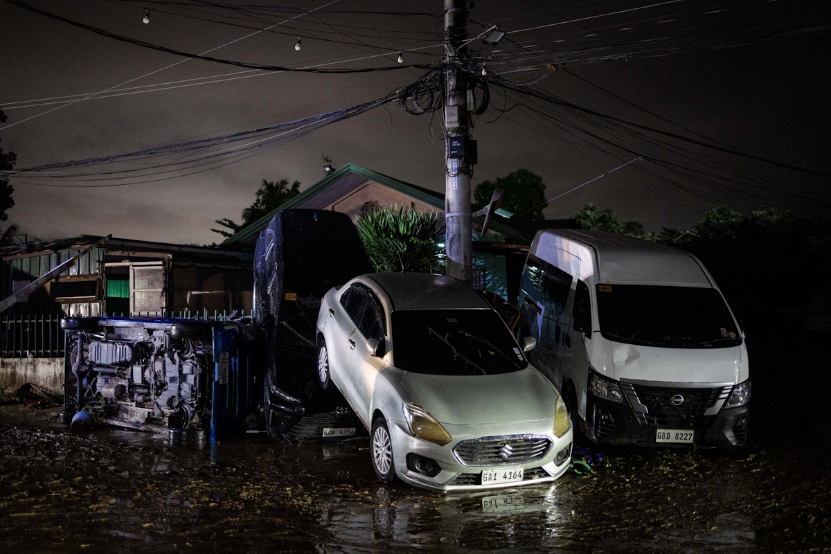 Κατεστραμμένα αυτοκίνητα mετά από τις ισχυρές πλημμύρες που προκάλεσε ο τυφώνας Kalmaegi στην πόλη Cebu των Φιλιππίνων