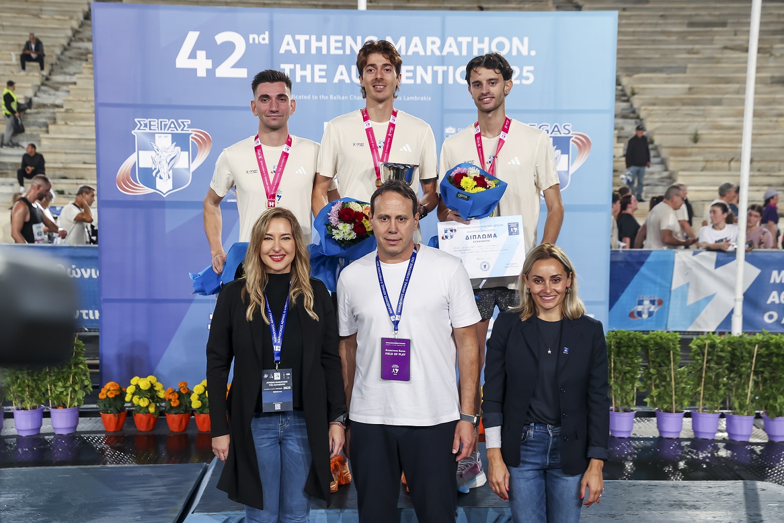 Οι νικητές του Αγώνα Δρόμου 5χλμ.COSMOTE TELEKOM με την Λιάνα Μόσχου, Διευθύντρια Marketing Communications Strategy Ομίλου ΟΤΕ, τον Κώστα Κεντέρη, Αντιπρόεδρο και Chief of Marketing & Sponsorship του ΣΕΓΑΣ και την Βασιλική Μιλλούση, Εντεταλμένη Ολυμπιακού Ιδεώδους και Πρόεδρος της Επιτροπής Αθλητισμού της Περιφέρειας Αττικής