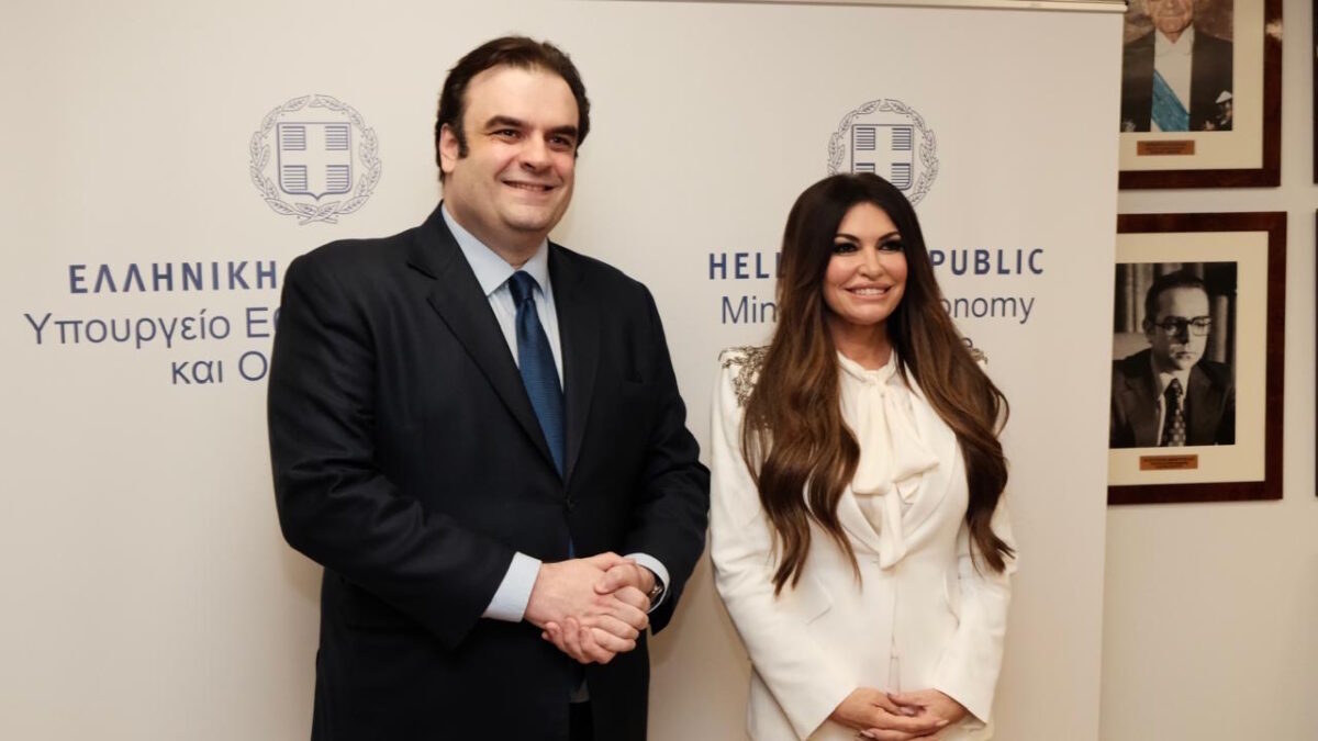 Ο Κυριάκος Πιερρακάκης και η Κίμπερλι Γκιλφόιλ