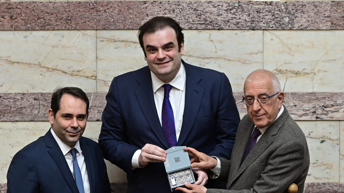 Κατάθεση στην Βουλή, από τον υπουργό Οικονομικών Κυριάκο Πιερρακάκη και τον υφυπουργό Θάνο Πετραλιά του Κρατικού Προϋπολογισμό του 2026