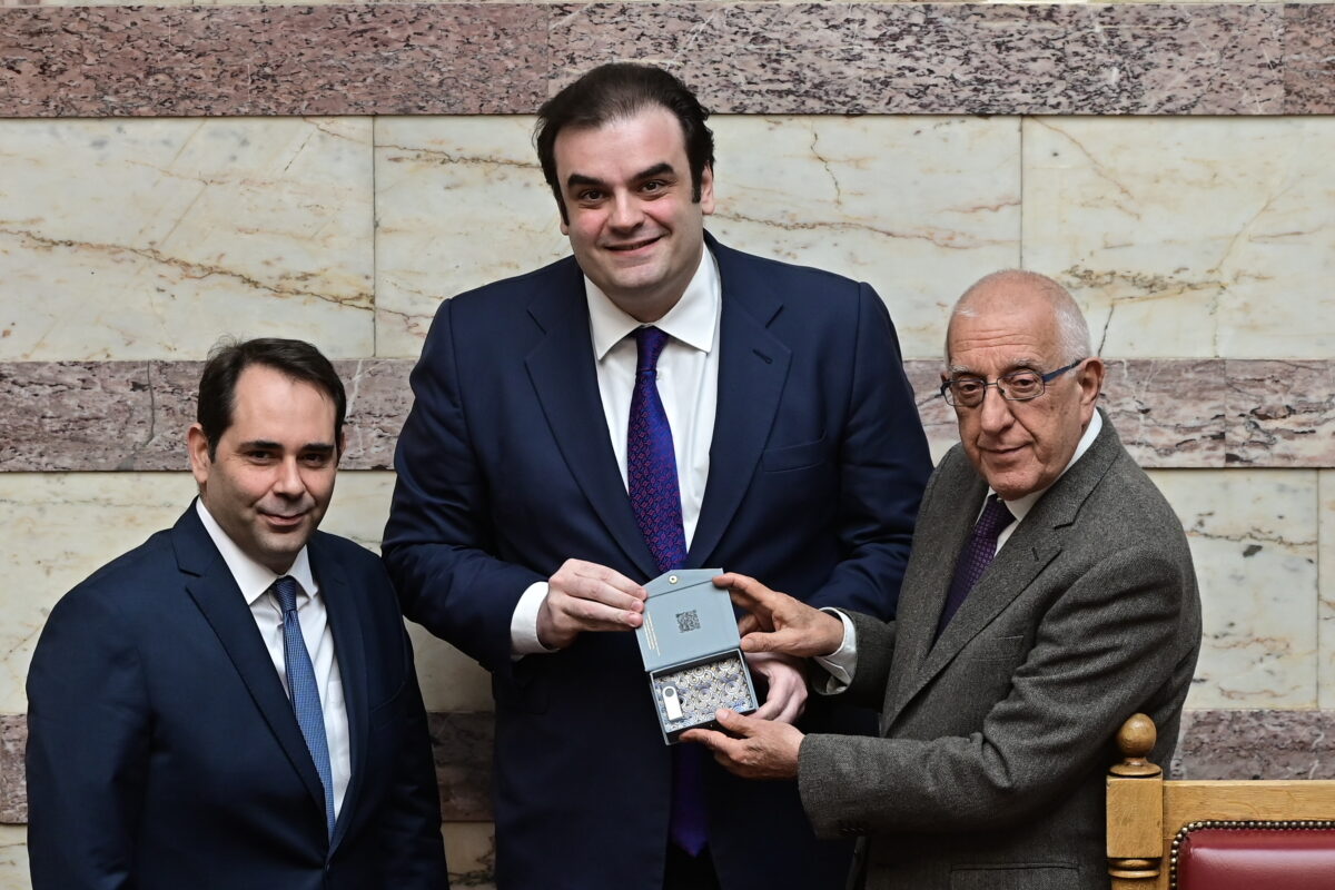 Κατάθεση στην Βουλή, από τον υπουργό Οικονομικών Κυριάκο Πιερρακάκη και τον υφυπουργό Θάνο Πετραλιά του Κρατικού Προϋπολογισμό του 2026