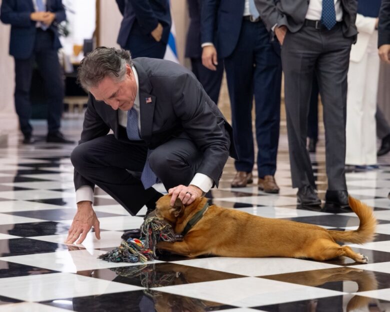 Ο Πίνατ έκλεψε την παράσταση στο Μέγαρο Μαξίμου: Η ανάρτηση του υπουργού Εσωτερικών των ΗΠΑ, Νταγκ Μπέργκμαν