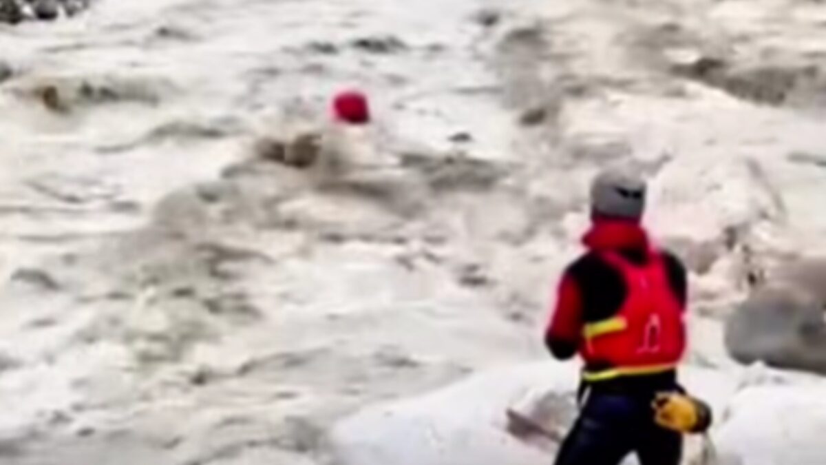 Διασώστης διασχίζει ορμητικό ποτάμι