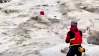 Διασώστης διασχίζει ορμητικό ποτάμι