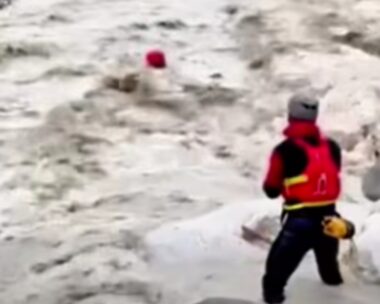 Διασώστης διασχίζει ορμητικό ποτάμι