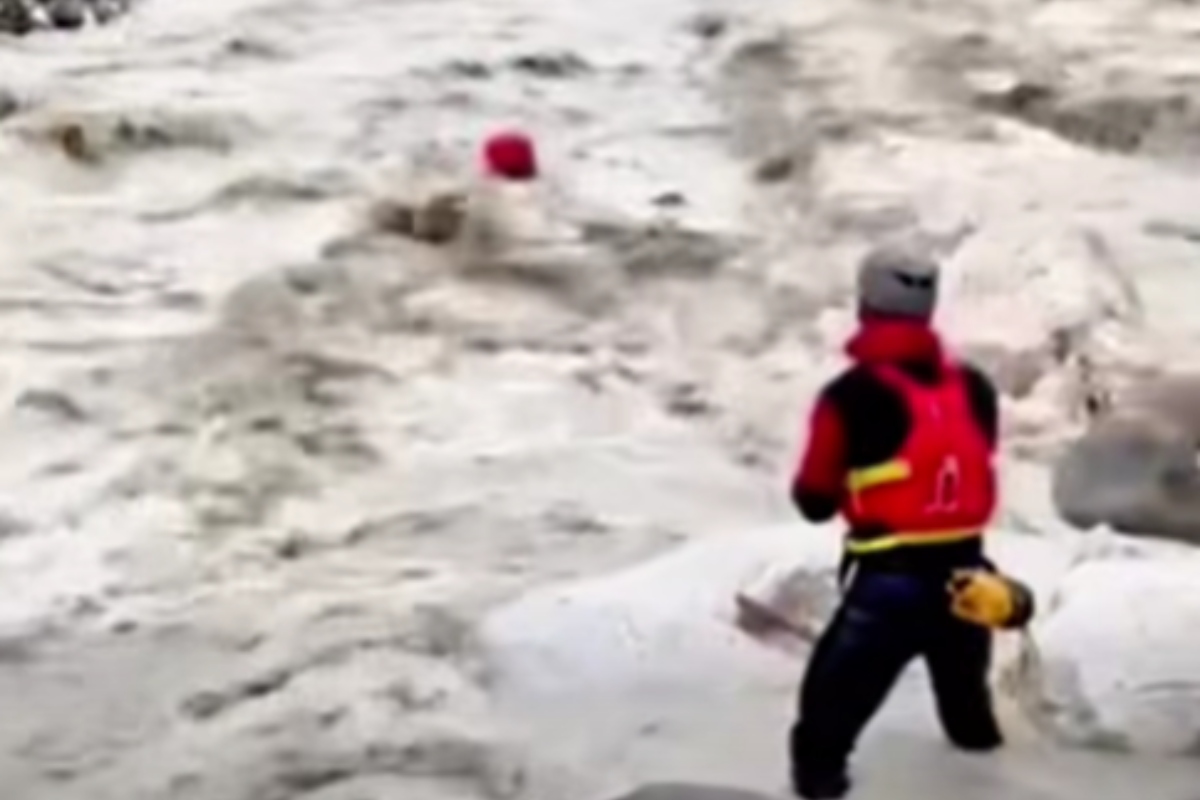 Διασώστης διασχίζει ορμητικό ποτάμι