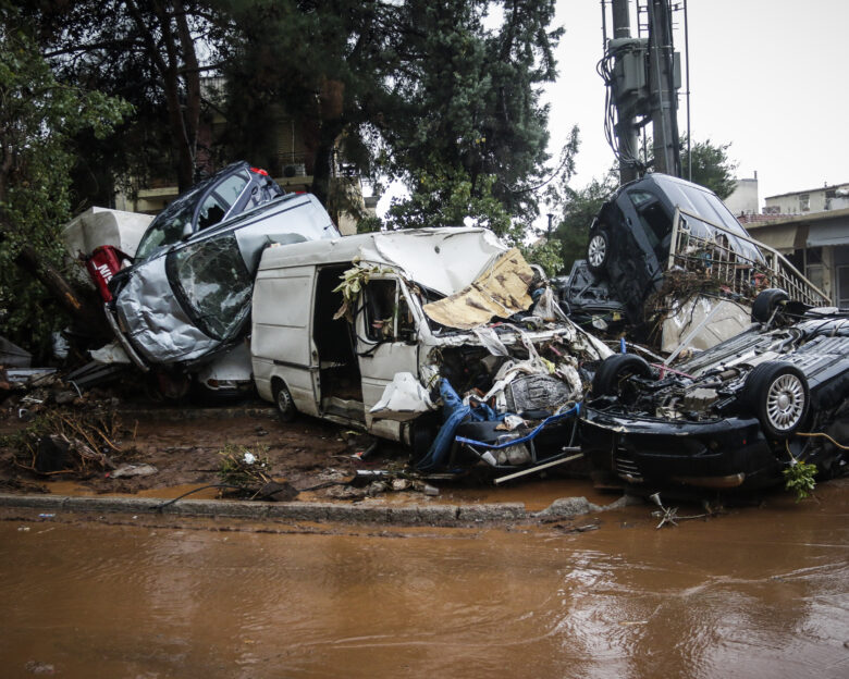 Αύριο συμπληρώνονται 8 χρόνια από την πολύνεκρη πλημμύρα στη Μάνδρα: «Μας υποσχέθηκαν δικαιοσύνη αλλά μας κορόιδεψαν»