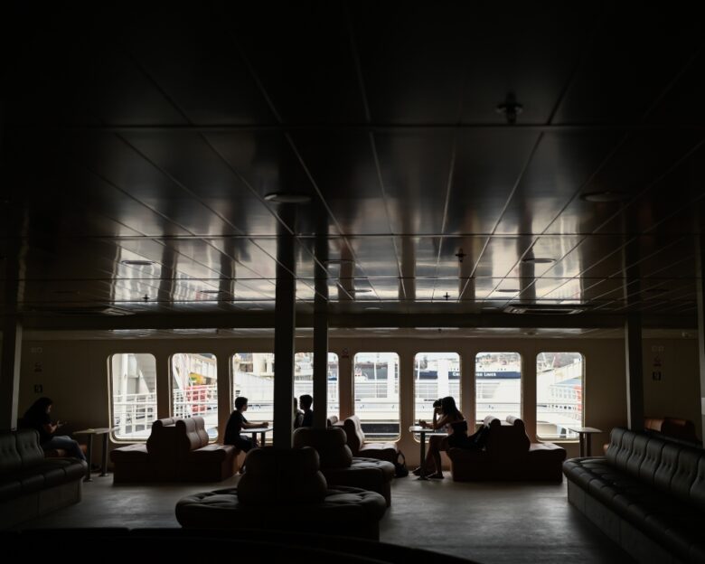 Ενδοοικογενειακή βία εν πλω: Ξυλοκόπησε τη γυναίκα του στο φέρι μποτ από Σαλαμίνα για Πέραμα