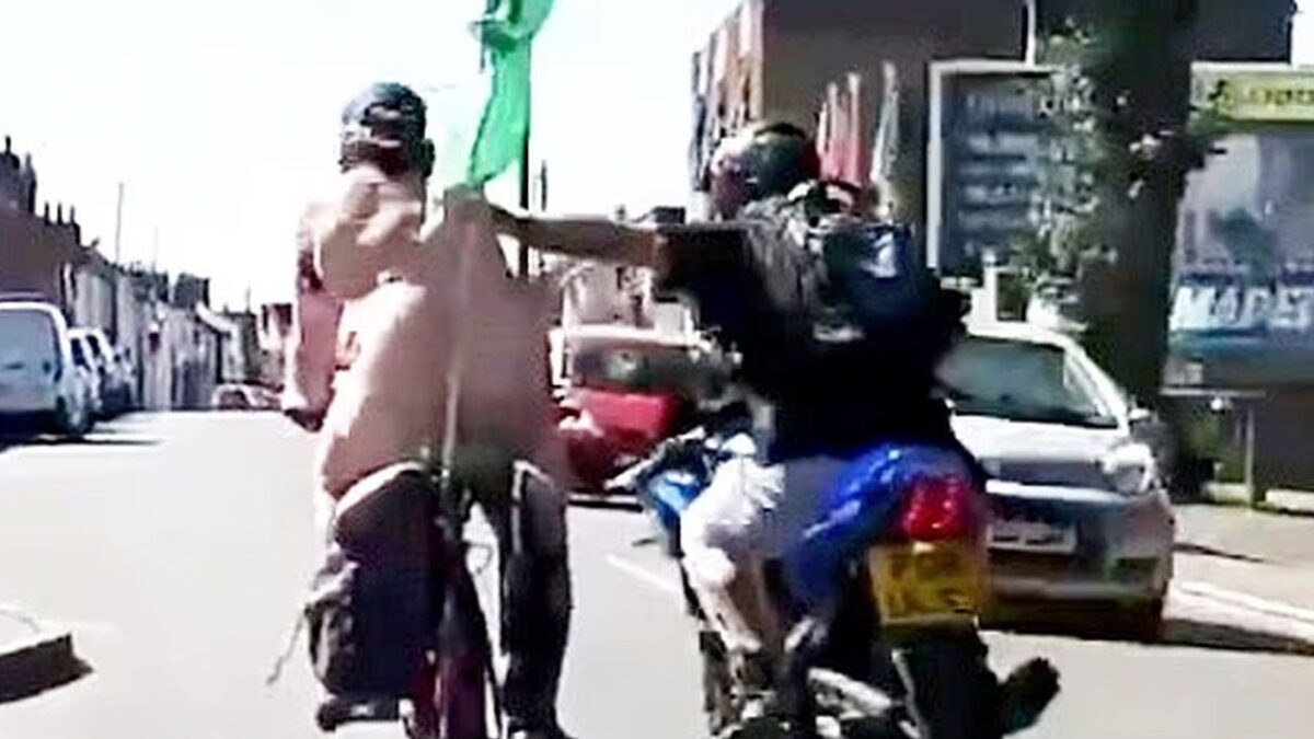 Άντρας γρονθοκοπεί γυμνό ποδηλάτη