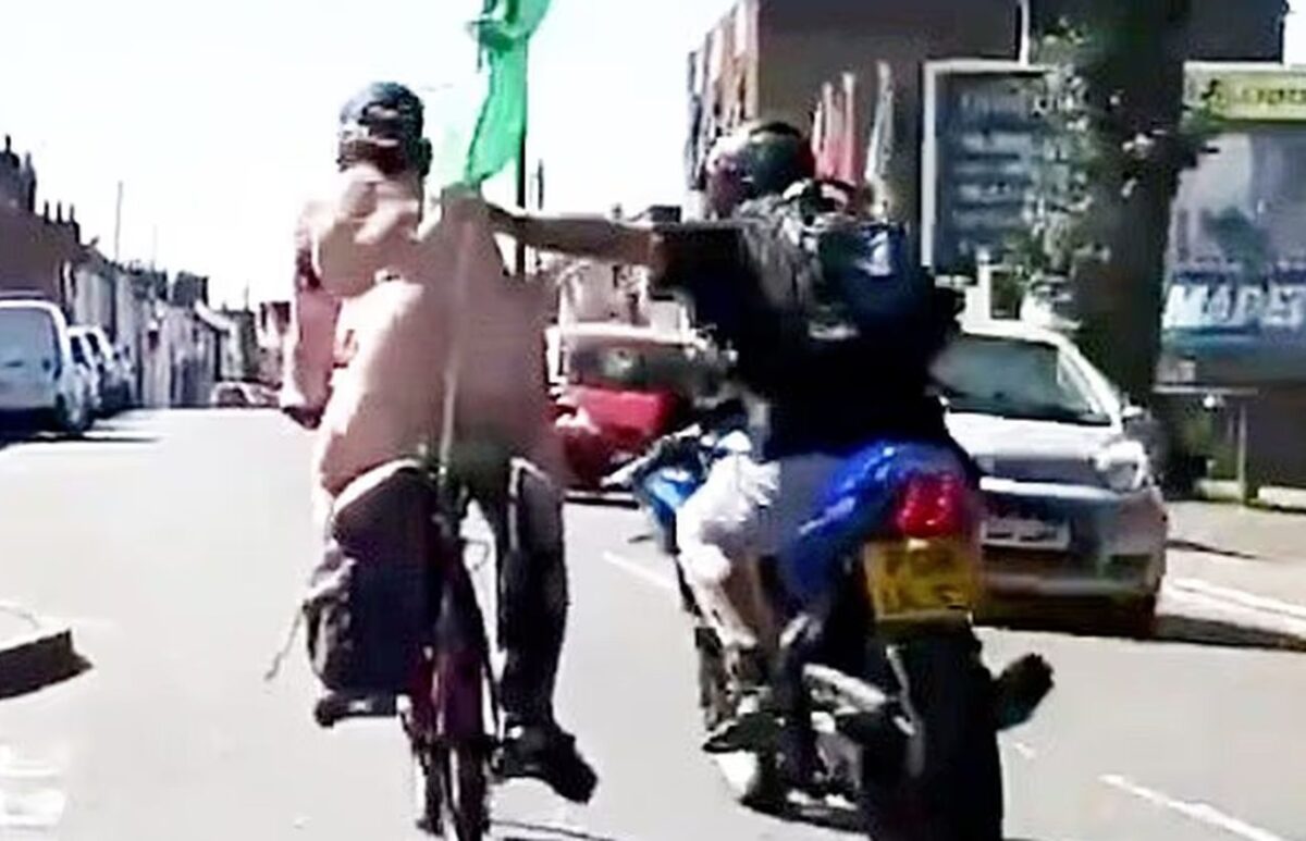 Άντρας γρονθοκοπεί γυμνό ποδηλάτη