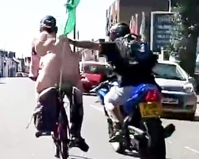 Γυμνός ποδηλάτης δέχεται μπουνιά από διερχόμενο μοτοσικλετιστή – Τον πέρασε για ανώμαλο
