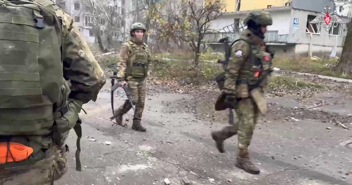 Ukraine: Russian soldiers are filmed walking freely in the damaged streets of Pokrovsk