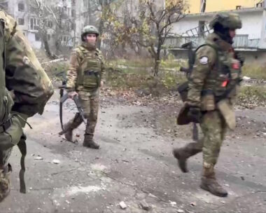 Στιγμιότυπο από βίντεο που δείχνει Ρώσους στρατιώτες στο Ποκρόβσκ