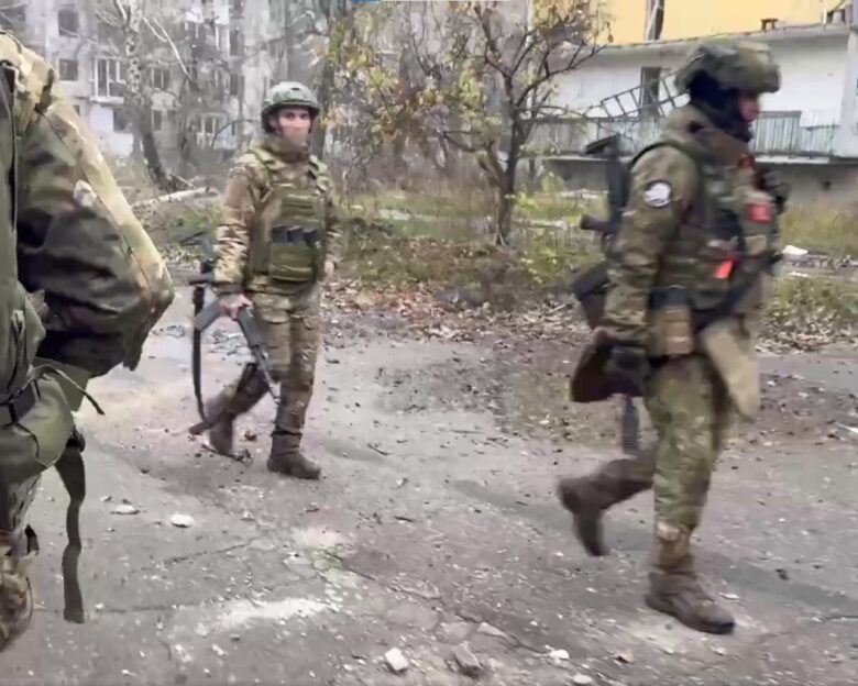 Ουκρανία: Ρώσοι στρατιώτες καταγράφονται να περπατούν ελεύθερα στους κατεστραμμένους δρόμους του Ποκρόφσκ