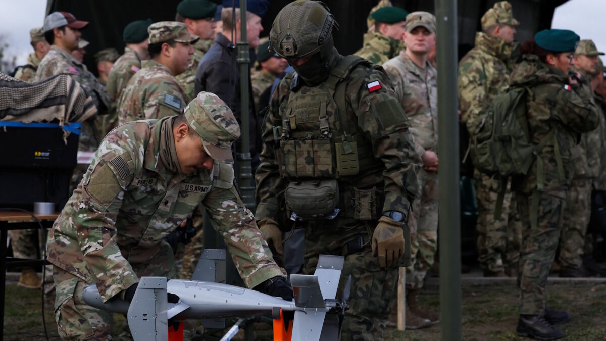 Στρατιώτες αναπτύσσουν συστήματα παρακολούθησης στην Πολωνία