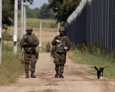 Πολωνοί στρατιώτες περιπολούν δίπλα στον φράχτη στα σύνορα με τη Λευκορωσία