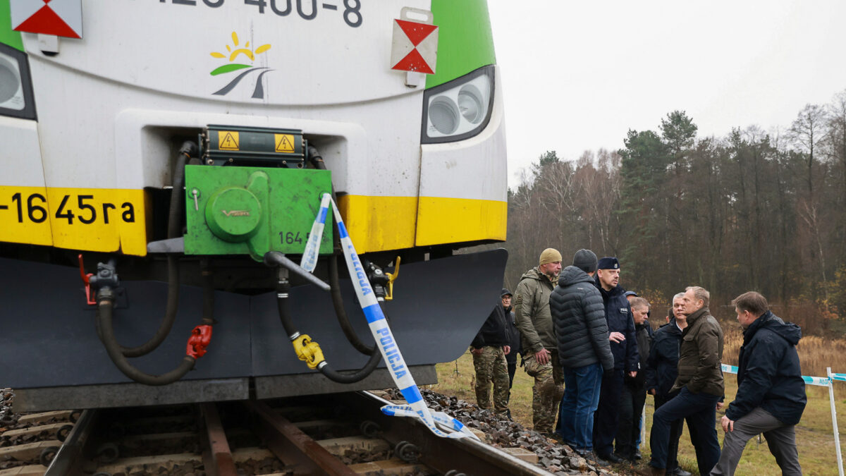 Ο Ντόναλντ Τουσκ, στο σημείο της σιδηροδρομικής γραμμής Μίκα, η οποία υπέστη ζημιές από δολιοφθορά