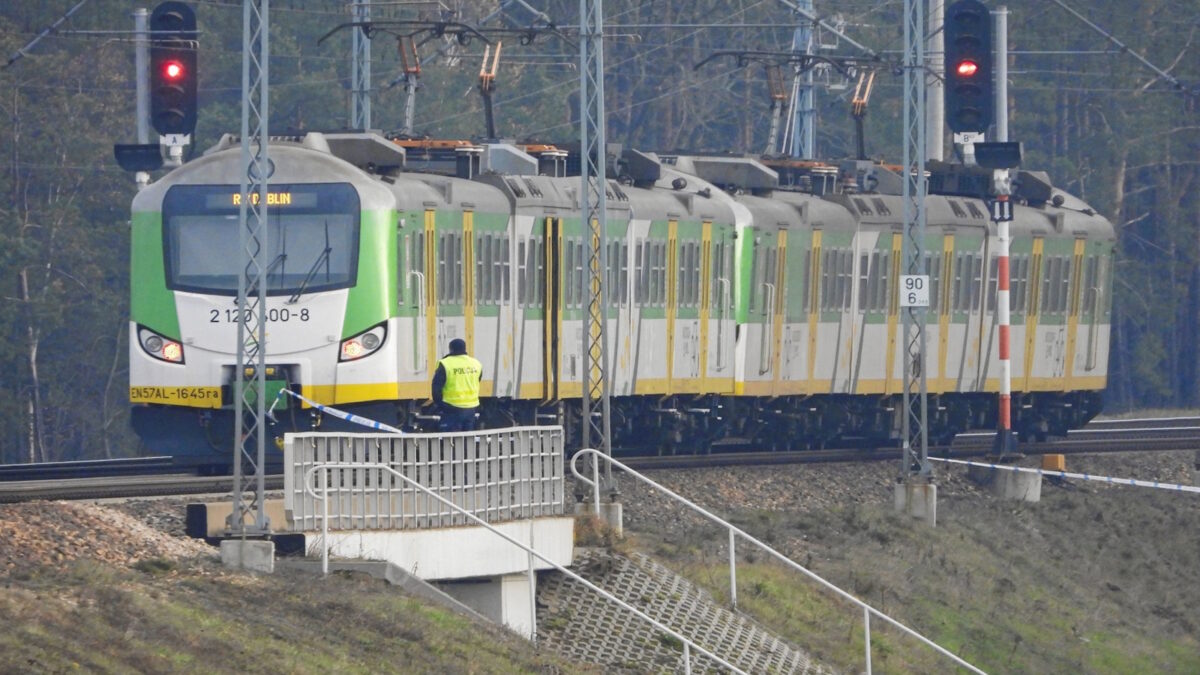 Πολωνικές αστυνομικές δυνάμεις στη σιδηροδρομική γραμμή που σημειώθηκε έκρηξη