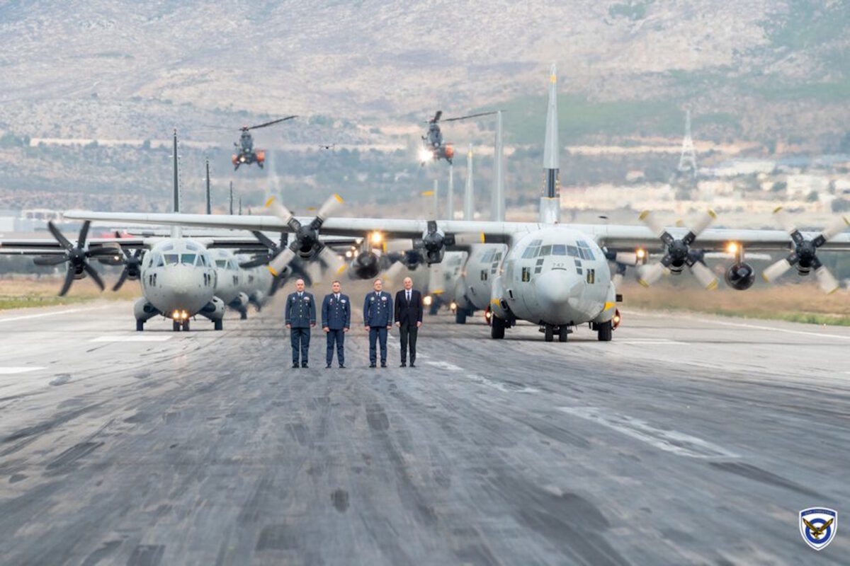 Ο υπουργός Εθνικής Άμυνας Νίκος Δένδιας με τον αρχηγό της Πολεμικής Αεροπορίας (αριστερά του) Αντιπτέρχο Δημοσθένη Γρηγοριάδη