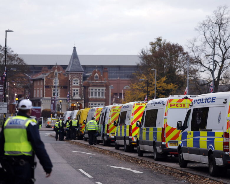 Βρετανία: 20χρονος μαχαίρωσε στο λαιμό γυναίκα σε στάση λεωφορείου στο Μπέρμιγχαμ – Η αστυνομία κάνει λόγο για «απρόκλητη επίθεση»
