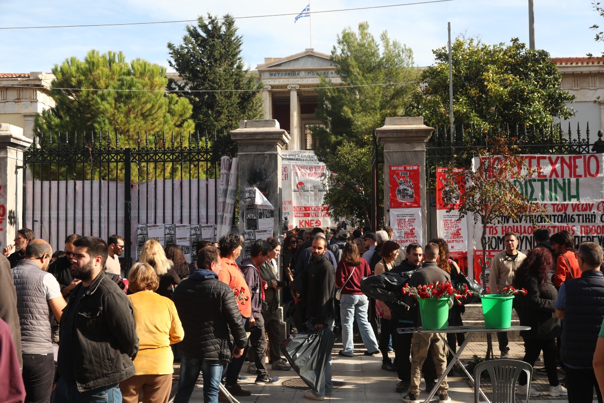 Κόσμος στο Πολυτεχνείο