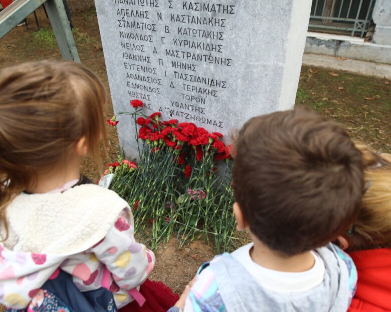 Πολυτεχνείο: Μικροί και μεγάλοι απέτισαν φόρο τιμής στους νεκρούς – Δείτε εικόνες