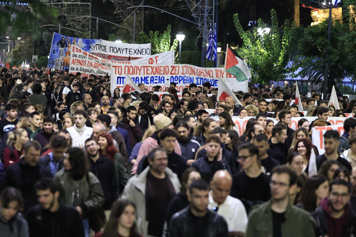 Πορεία για την 52η επέτειο από την εξέγερση του Πολυτεχνείου στην Αθήνα, Δευτέρα 17 Νοεμβρίου 2025.  (ΓΙΩΡΓΟΣ ΚΟΝΤΑΡΙΝΗΣ/EUROKINISSI)