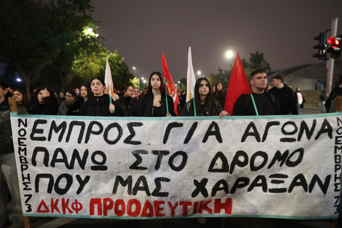 Πορεία για την 52η επέτειο από την εξέγερση του Πολυτεχνείου στην Θεσσαλονίκη, Δευτέρα 17 Νοεμβρίου 2025.  (ΒΑΣΙΛΗΣ ΒΕΡΒΕΡΙΔΗΣ/ΜΟΤΙΟΝΤΕΑΜ)