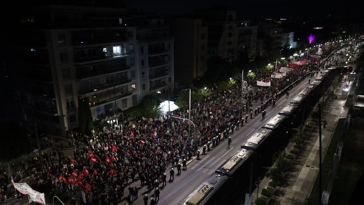 Γενική άποψη της πορείας για την 52η επέτειο του Πολυτεχνείου
